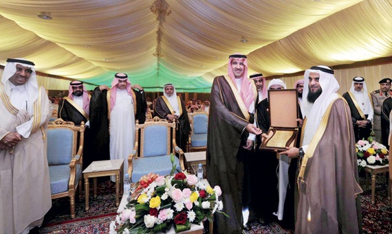 أمير المدينة المنورة يضع أساس 50 وحدة سكنية في ينبع