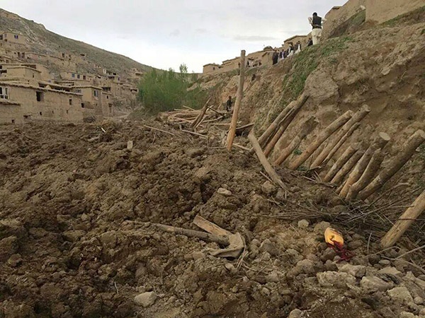 قصة مصورة : مقتل 300 شخص في انزلاق للتربة في أفغانستان