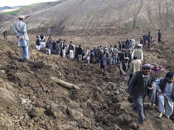 قصة مصورة : مقتل 300 شخص في انزلاق للتربة في أفغانستان