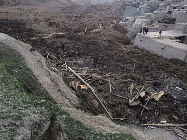 قصة مصورة : مقتل 300 شخص في انزلاق للتربة في أفغانستان