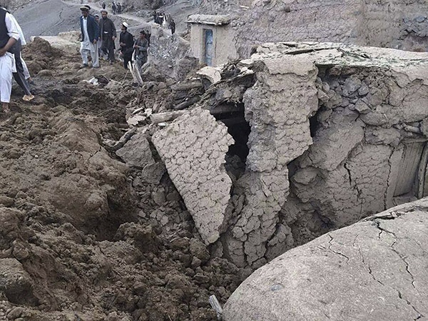 قصة مصورة : مقتل 300 شخص في انزلاق للتربة في أفغانستان