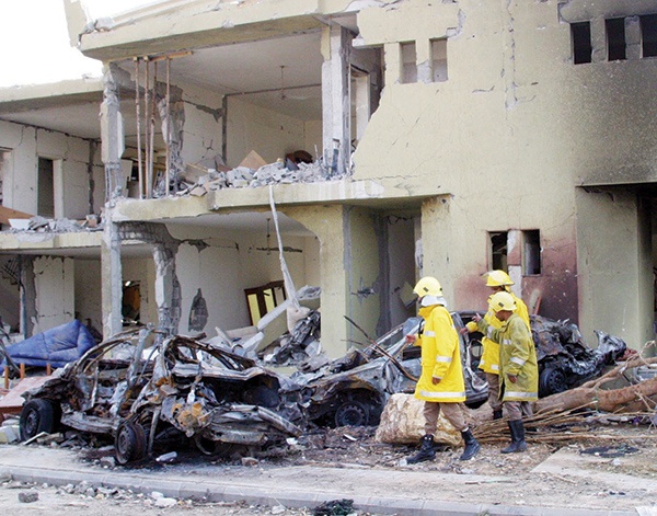 خلية الإرهاب الجديدة تحوِّل الريال إلى الدولار ترقباً للفوضى