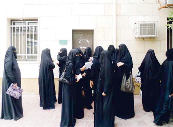 إلغاء تعيين خريجات «المتوسطة والمعاهد» العاملات
في الوظائف الحكومية