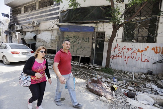 «عاصمة الثورة» تروي حكاياتها على الجدران