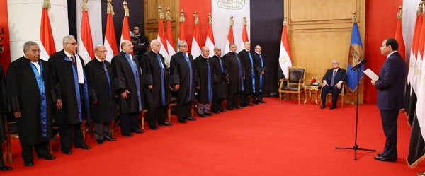 السيسي يعد بتعويض مصر ما فات وتصويب أخطاء الماضي