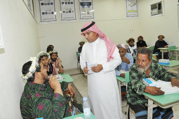 مسنون ومعوقون يتحدّون الصعاب ويقهرون «الأمية»