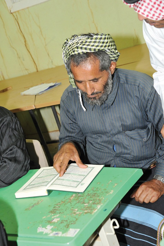 مسنون ومعوقون يتحدّون الصعاب ويقهرون «الأمية»
