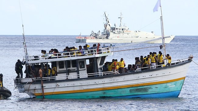 العثور على 30 جثة على متن قارب مهاجرين قبالة السواحل الإيطالية