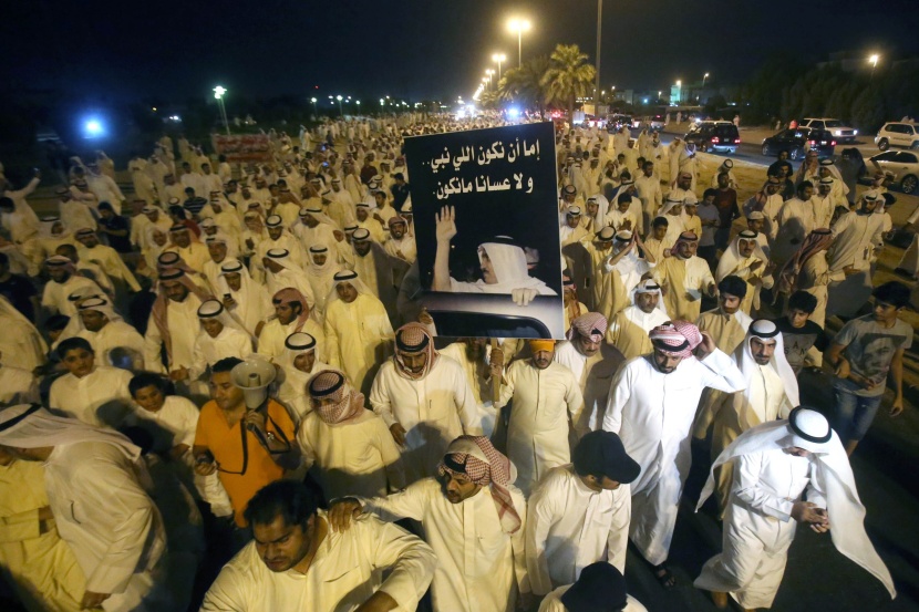 الشرطة الكويتية تفرق متظاهرين معارضين بالغاز المسيل للدموع