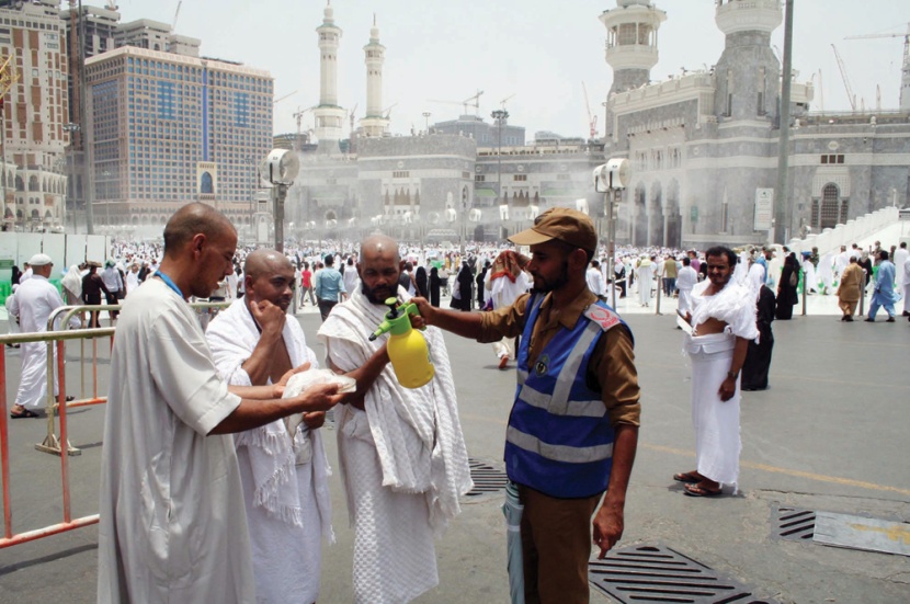 ضيوف الرحمن يصلون أول جمعة في رمضان