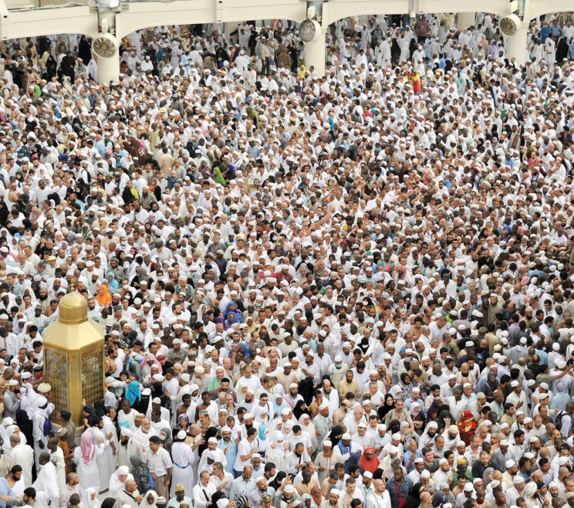ضيوف الرحمن يصلون أول جمعة في رمضان