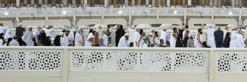 ضيوف الرحمن يصلون أول جمعة في رمضان