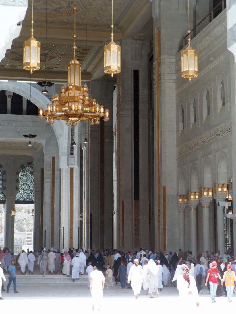 ضيوف الرحمن يصلون أول جمعة في رمضان