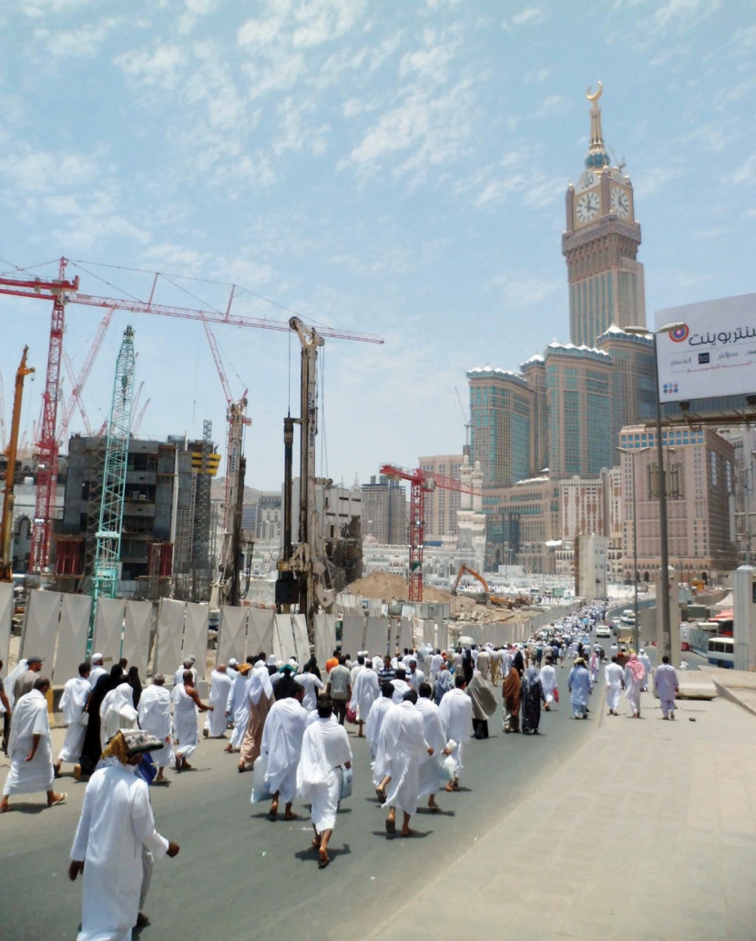 ضيوف الرحمن يصلون أول جمعة في رمضان