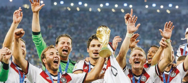ألمانيا تفوز بكأس العالم في لحظة رمزية أخرى