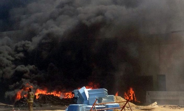 الكويت : السيطرة على حريق داخل مبنى قيد الإنشاء في الأحمدي