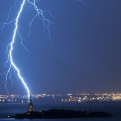 مقتل شخص وإصابة 14 جراء صاعقة برقية في ساحل كاليفورنيا