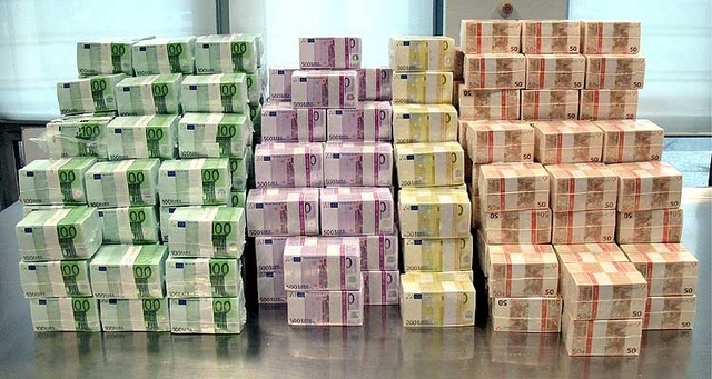 أوروبا تمول القاعدة بشكل غير مباشر