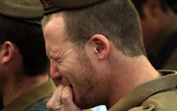 جندي إسرائيلي يسرق أموالا من منزل في غزة