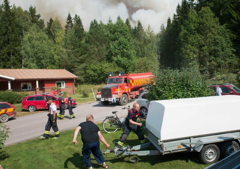 قصة مصورة: وفاة شخص واجلاء المئات جراء أكبر حريق غابات في تاريخ السويد الحديث