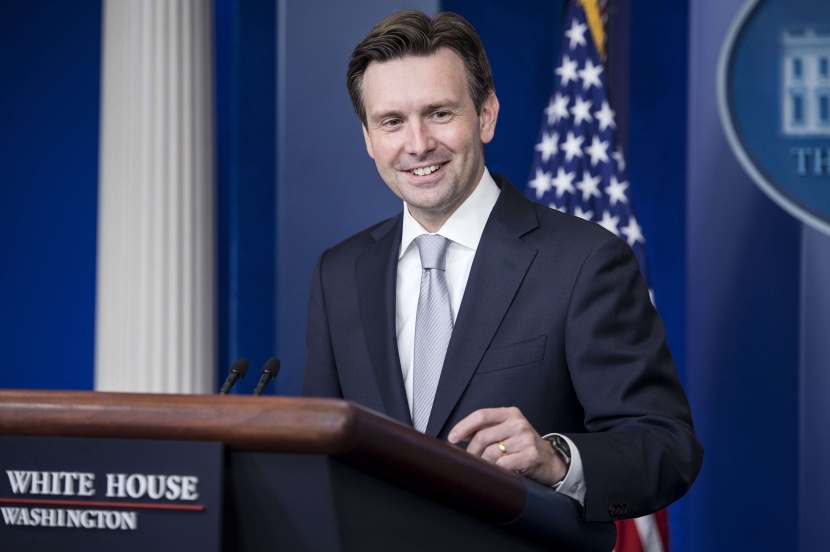 البيت الأبيض يدافع عن التدخل في العراق والامتناع عن التدخل في سورية