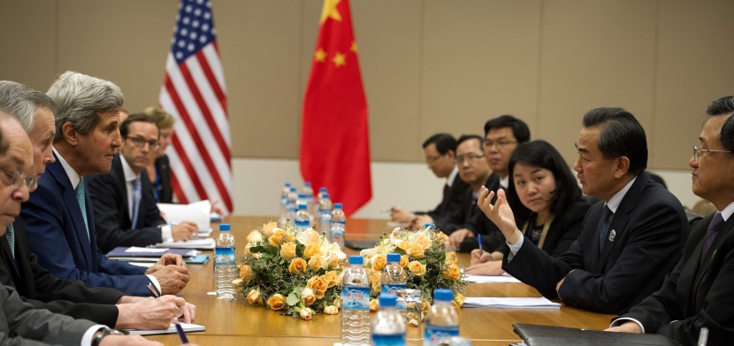 وزير خارجية الصين يؤنب كيري على تأخره عن موعد لقائهما