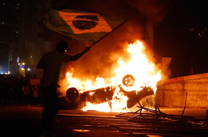 حريق غامض يدمر مئات السيارات في عاصمة البرازيل