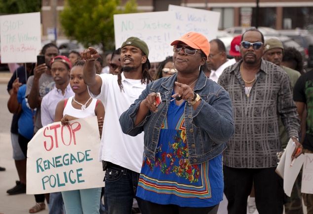 قصة مصورة : أعمال شغب في ميزوري الأمريكية بعد مقتل شاب