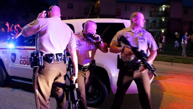 قصة مصورة : أعمال شغب في ميزوري الأمريكية بعد مقتل شاب