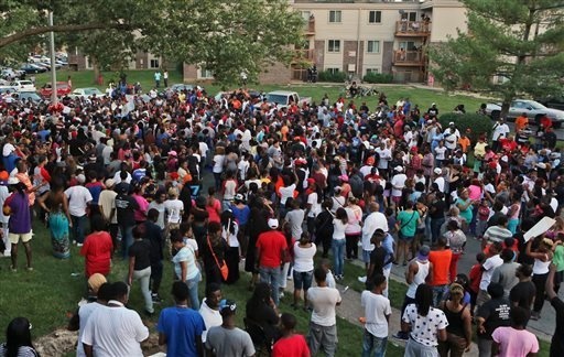 قصة مصورة : أعمال شغب في ميزوري الأمريكية بعد مقتل شاب