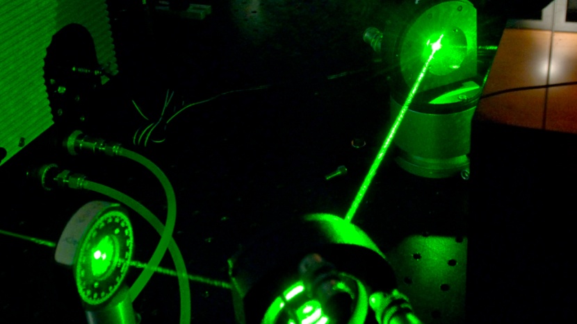 علماء يطورون ليزر يكشف عن المتفجرات على بعد آمن