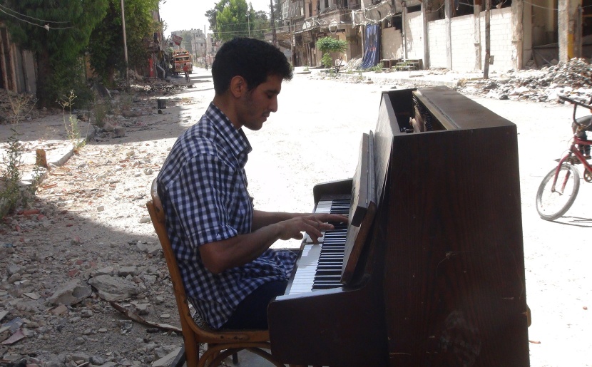 قصة مصورة : فلسطيني يعزف على بيانو في مخيم للإجئين