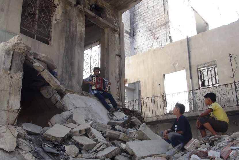 قصة مصورة : فلسطيني يعزف على بيانو في مخيم للإجئين