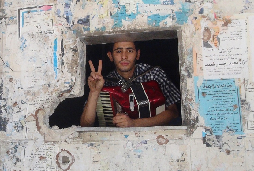 قصة مصورة : فلسطيني يعزف على بيانو في مخيم للإجئين