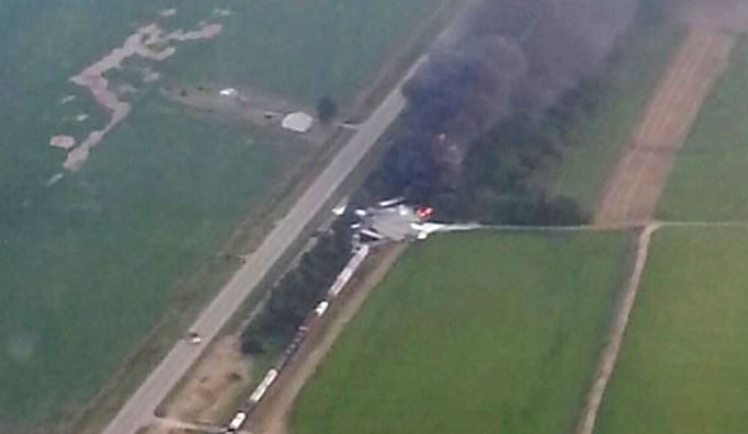 تصادم قطارين يحملان مواد كيميائية سامة في أمريكا