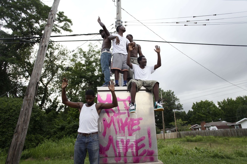 قصة مصورة : الشرطة تطلق قنابل دخان على المحتجين في ميزوري الأمريكية