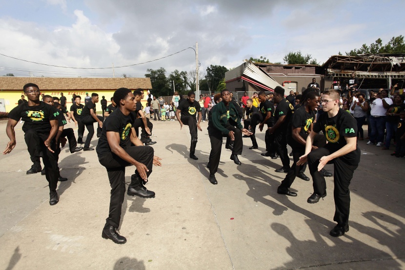 قصة مصورة : الشرطة تطلق قنابل دخان على المحتجين في ميزوري الأمريكية