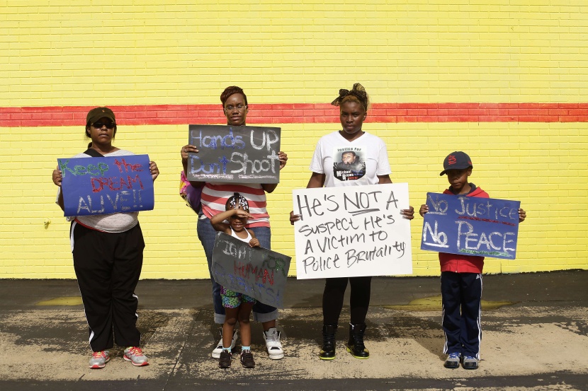 قصة مصورة : الشرطة تطلق قنابل دخان على المحتجين في ميزوري الأمريكية