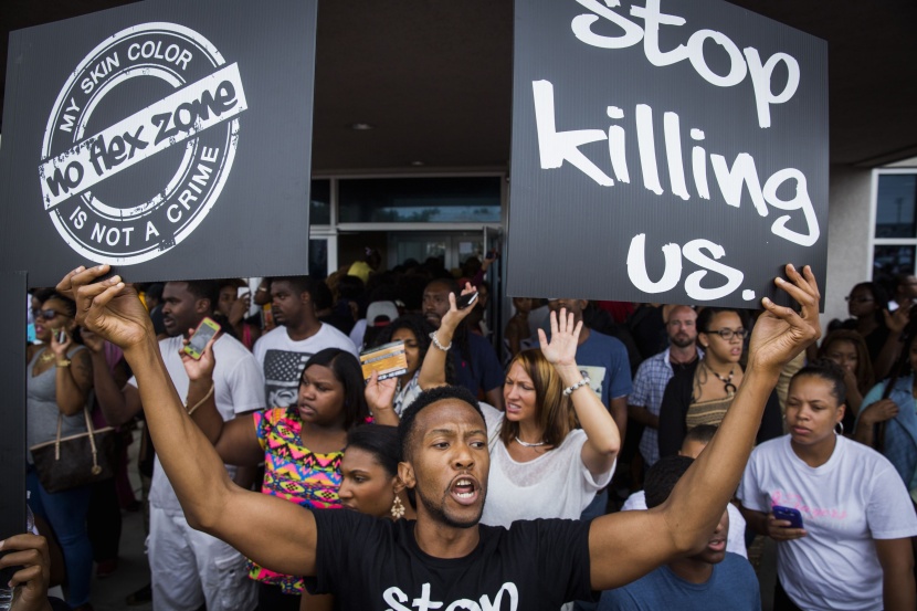 قصة مصورة : الشرطة تطلق قنابل دخان على المحتجين في ميزوري الأمريكية