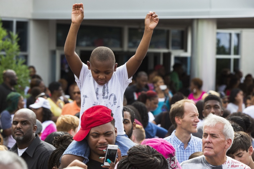قصة مصورة : الشرطة تطلق قنابل دخان على المحتجين في ميزوري الأمريكية