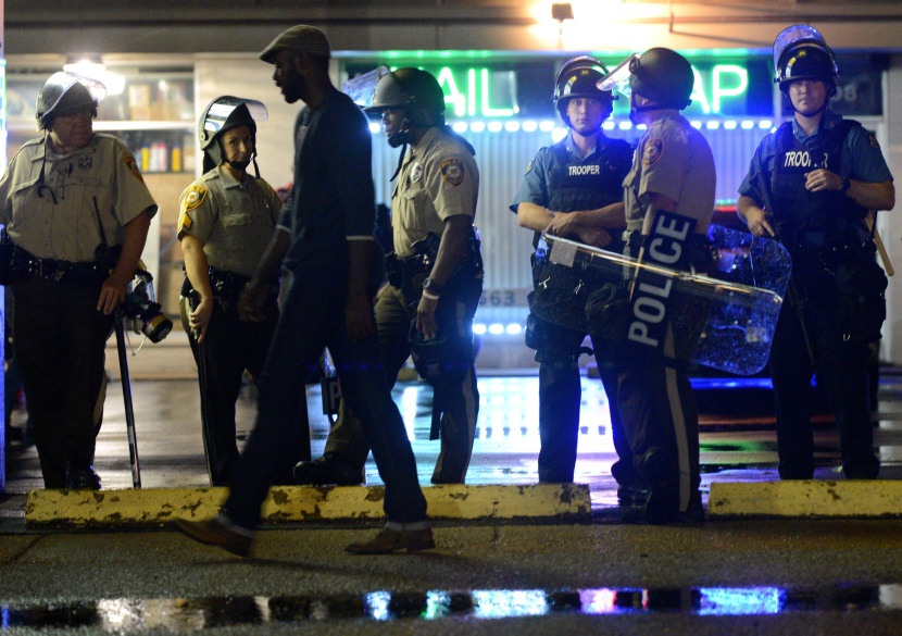 قصة مصورة : الشرطة تطلق قنابل دخان على المحتجين في ميزوري الأمريكية