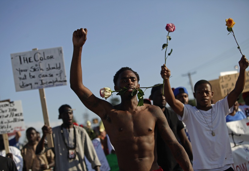 قصة مصورة : الشرطة تطالب سكان فيرجوسون بالتظاهر نهارا بعد مقتل شاب أسود ثان