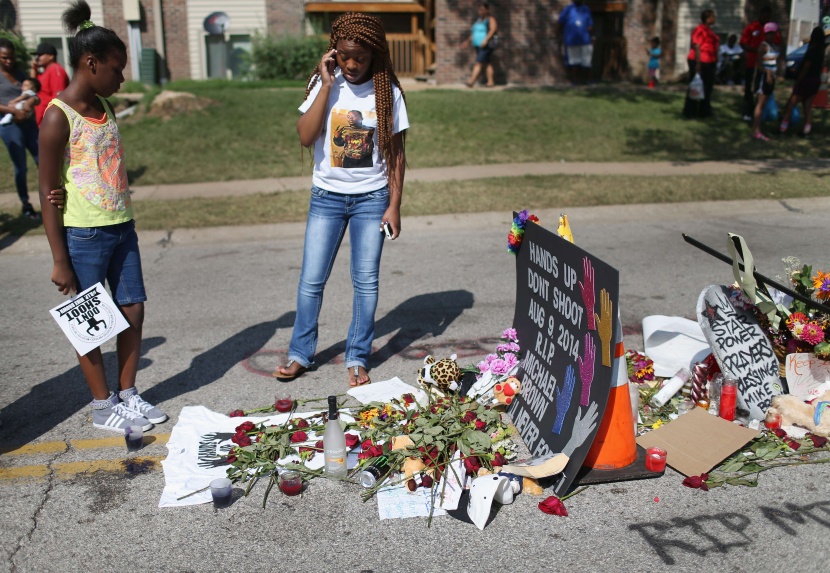 قصة مصورة : الشرطة تطالب سكان فيرجوسون بالتظاهر نهارا بعد مقتل شاب أسود ثان