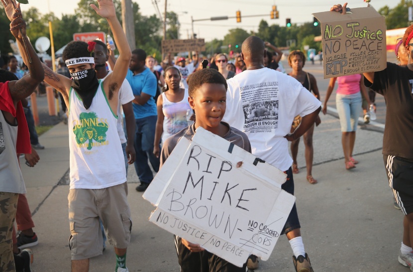 قصة مصورة : الشرطة تطالب سكان فيرجوسون بالتظاهر نهارا بعد مقتل شاب أسود ثان