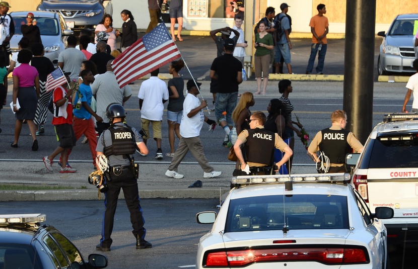 قصة مصورة : الشرطة تطالب سكان فيرجوسون بالتظاهر نهارا بعد مقتل شاب أسود ثان