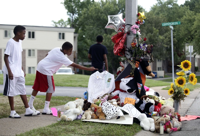 قصة مصورة : الشرطة تطالب سكان فيرجوسون بالتظاهر نهارا بعد مقتل شاب أسود ثان