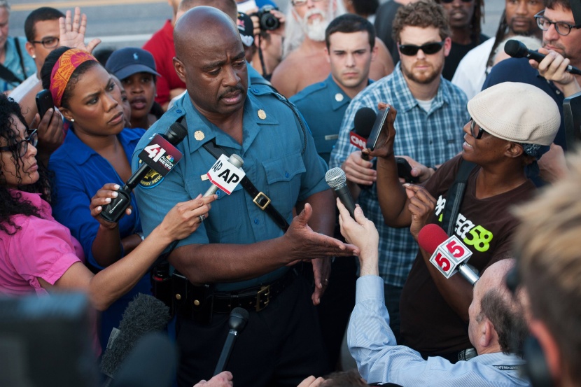 قصة مصورة : الشرطة تطالب سكان فيرجوسون بالتظاهر نهارا بعد مقتل شاب أسود ثان