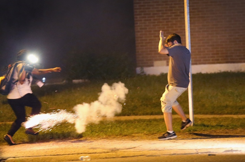 قصة مصورة : الشرطة تطالب سكان فيرجوسون بالتظاهر نهارا بعد مقتل شاب أسود ثان