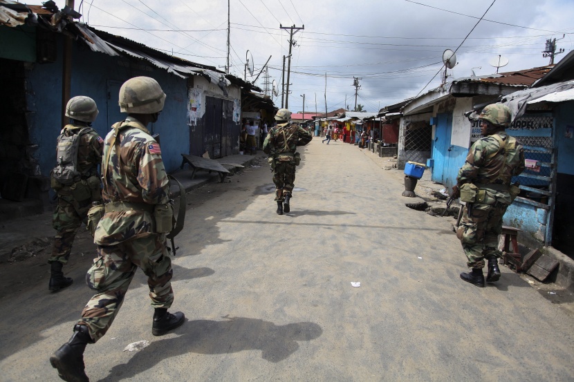 قصة مصورة: شرطة ليبيريا تفرق متظاهرين يحتجون على حجر صحي بسبب الايبولا