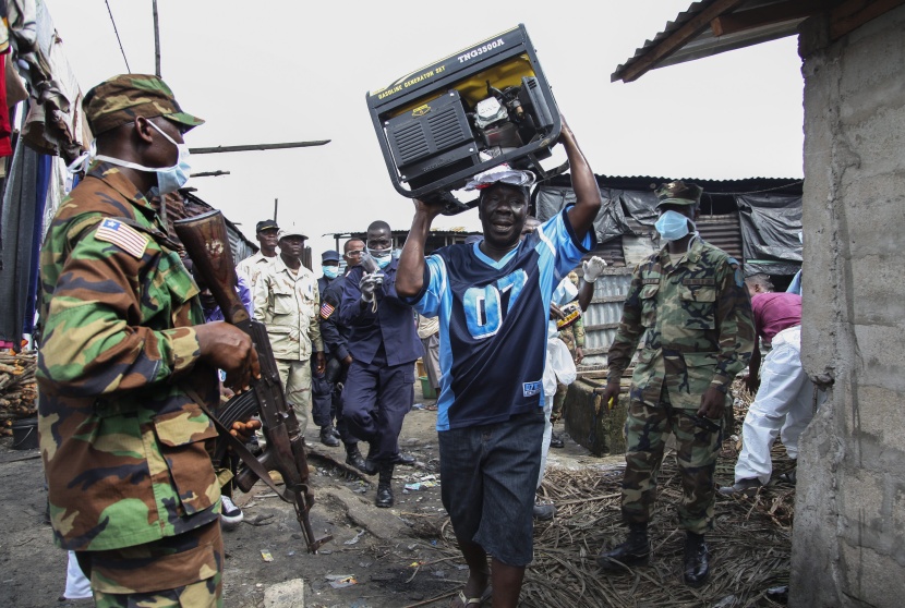 قصة مصورة: شرطة ليبيريا تفرق متظاهرين يحتجون على حجر صحي بسبب الايبولا